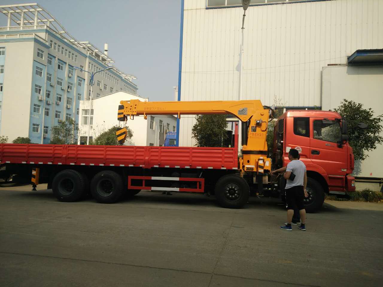 前四后八4.35米軸距隨車吊 前四后八4.35米軸距隨車吊